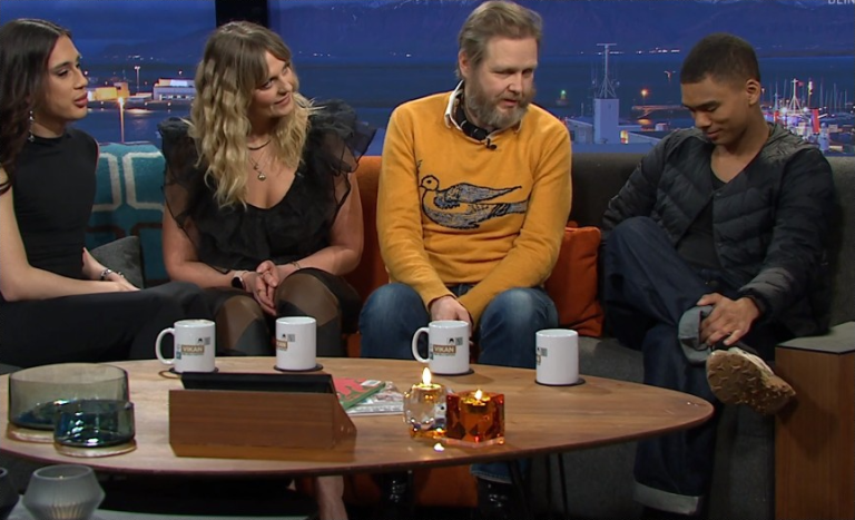 GÍSLI MARTEINN HLÍTIR RÁÐLEGGINGUM OG GLANSAR