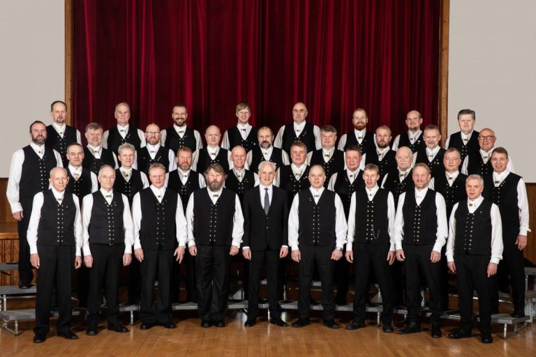 KARLAKÓRAR SAMEINAST Í JÖTUNMÓÐ – MUN ÞAKIÐ HALDA?