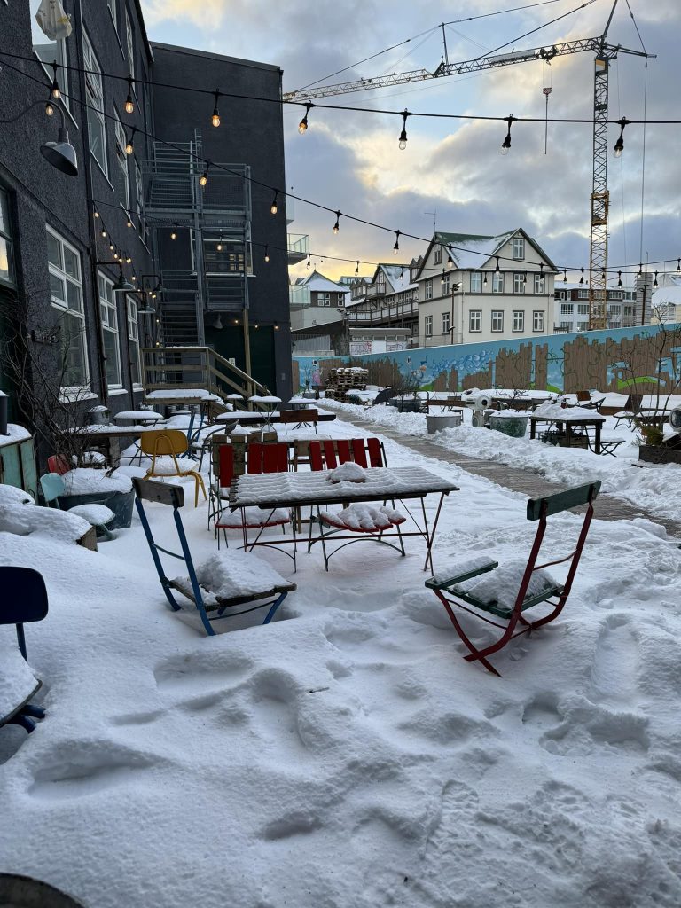 EIGUM VIÐ AÐ HITTAST Í KAFFI?