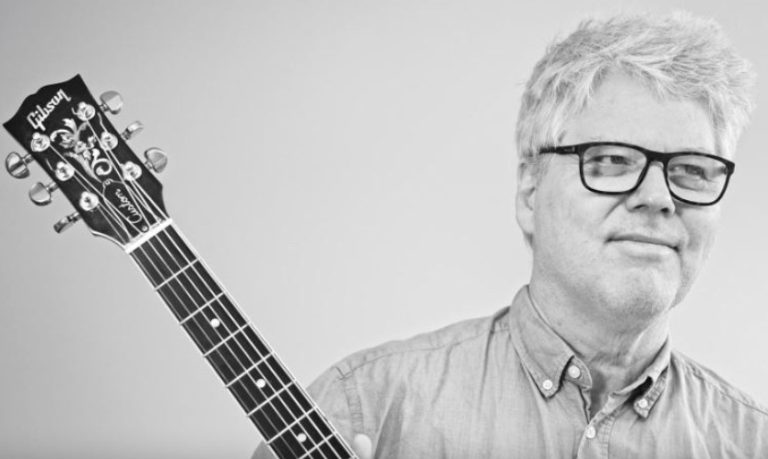 GUÐMUNDUR ANDRI VILL KLASSÍSKA GÍTARLEIKARA Í VERSLANIR
