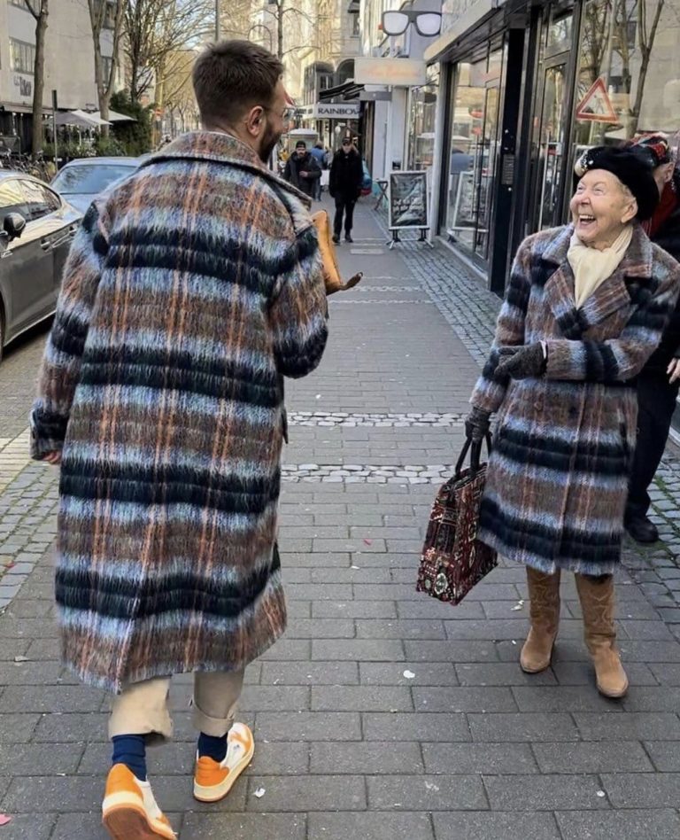 KLIKKAÐ KÁPUDRAMA Í VERSLUNARGÖTU