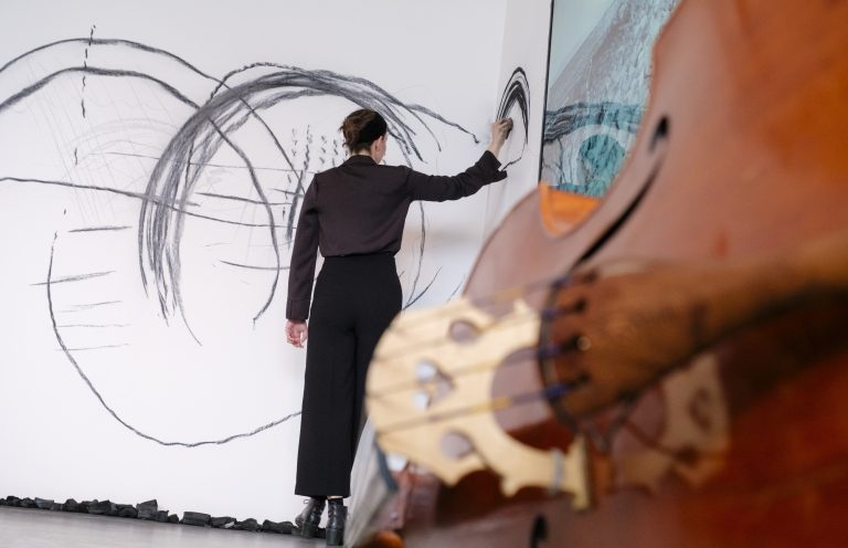 ÍSLENSK LIST Á ENSKU