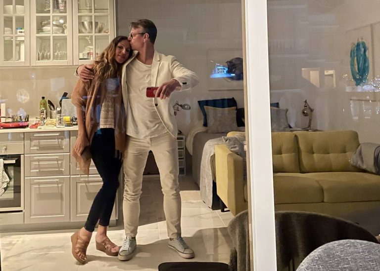 TREGAFULLUR KVEÐJUPÓSTUR TIL ÁSTKONU