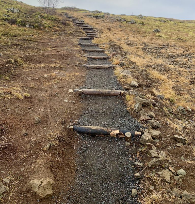 SÖNGELSKIR TVÍBURAR GERA GÖNGUSTÍG Í ÚLFARSFELLI