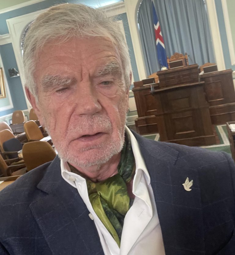 SLÆÐUÆÐI BRESTUR Á