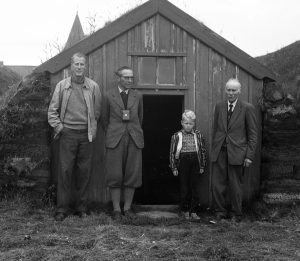 Myndina tók Kristján Eldjárn í Glaumbæ í Skagafirði 7. júlí 1958. Frá vinstri: Mark Watson, ferðafélagi hans breskur, Þórarinn Eldjárn og Hjörtur Benediktsson frá Marbæli, safnvörður í Glaumbæ.