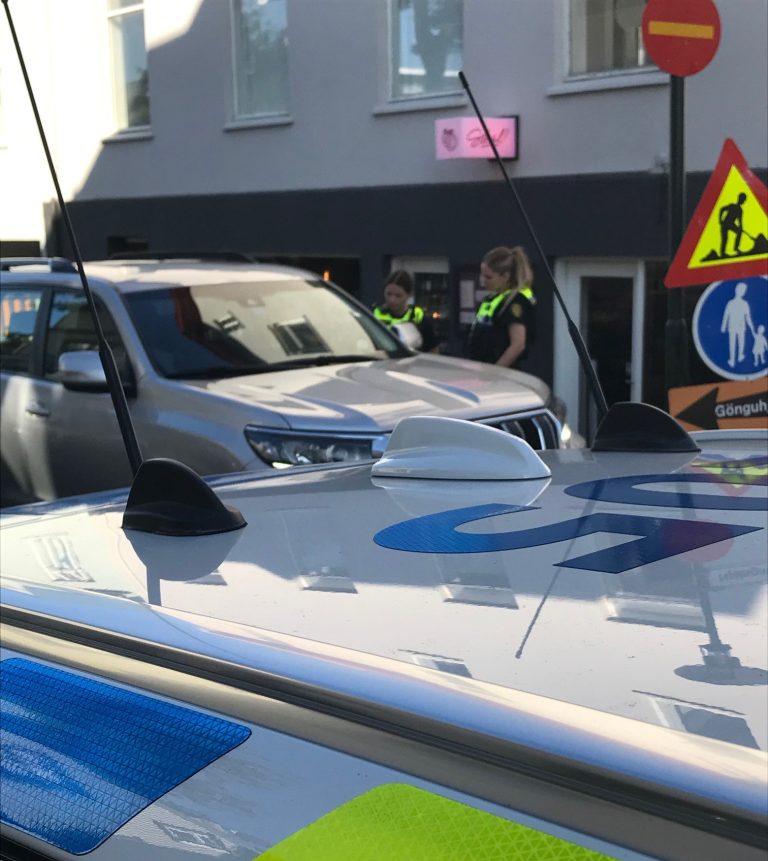 BÍLSTJÓRAR LÁTNIR BLÁSA Í GLEÐIGÖTUNNI