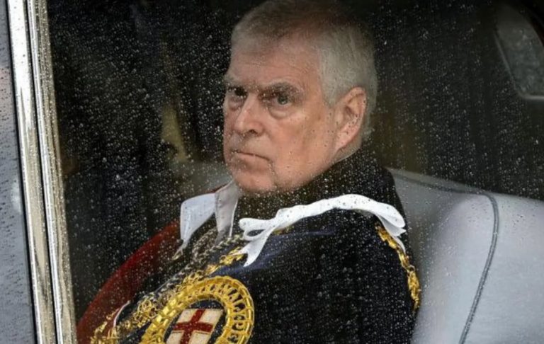 LILLI ÚRILLI OG HANS HÁTIGN FÍFLIÐ