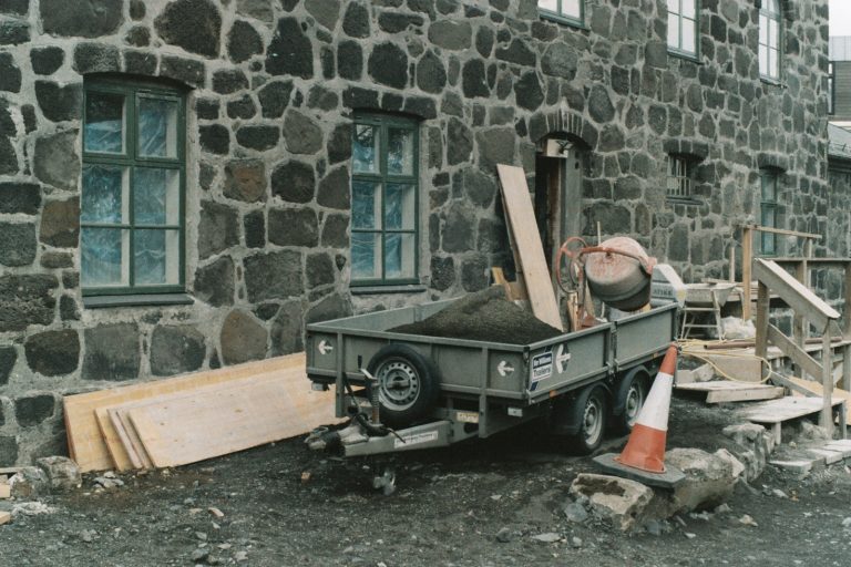 SPURNINGUM ARA EI AUÐVELT AÐ SVARA