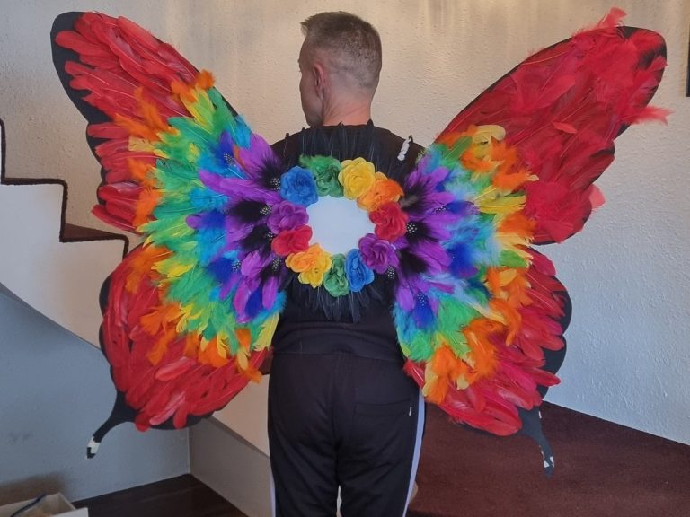 PÁLL ÓSKAR MEÐ VÆNGI Á GAY PRIDE