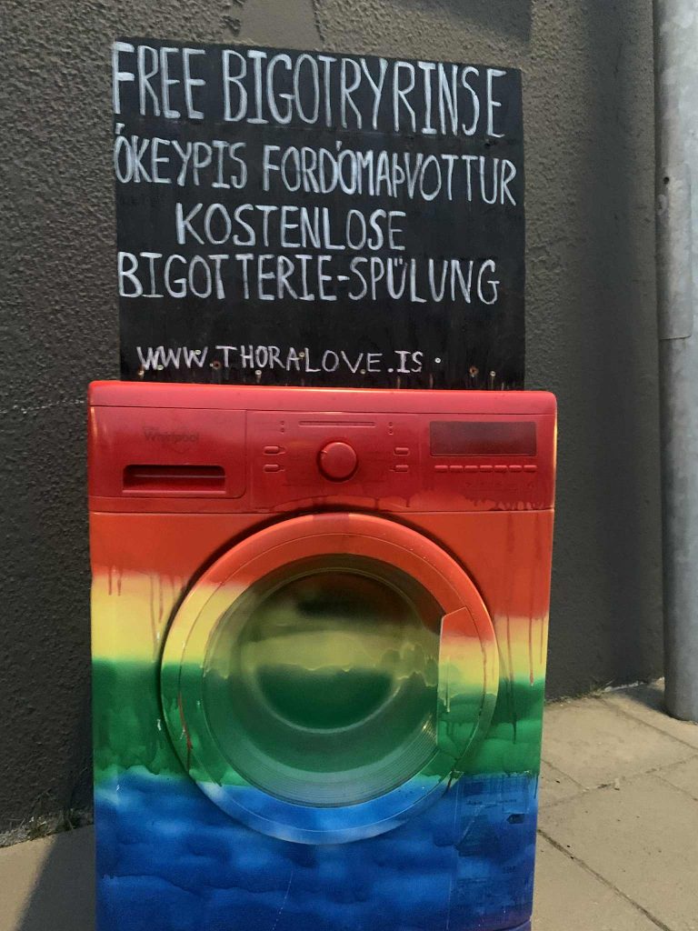 ÓKEYPIS FORDÓMAÞVOTTUR Á AKUREYRI