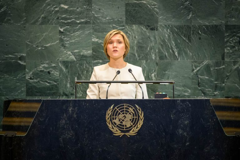 KRISTRÚN TALAR AMERÍSKU