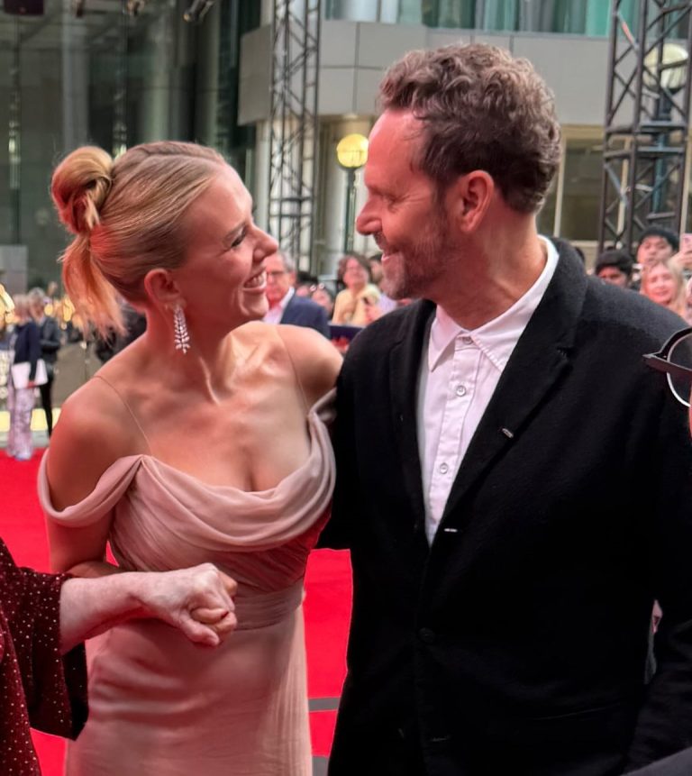 TENGDASONUR ÍSLANDS MEÐ SCARLETT JOHANSSON Á RAUÐA TEPPINU