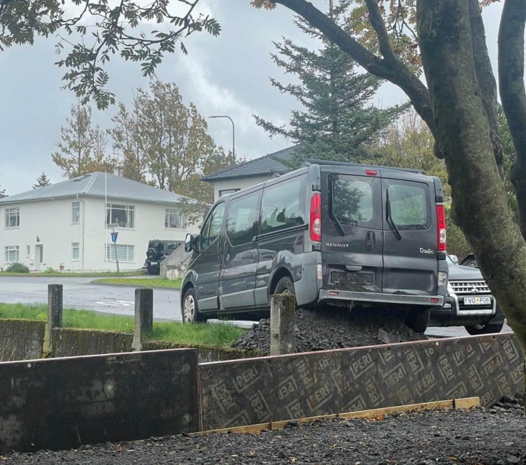 HVER TÝNDI BÍLNUM SÍNUM Í HAFNARFIRÐI?