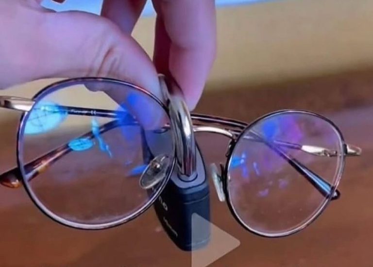 EIGINKONAN LÆSTI GLERAUGUM EIGINMANNSINS