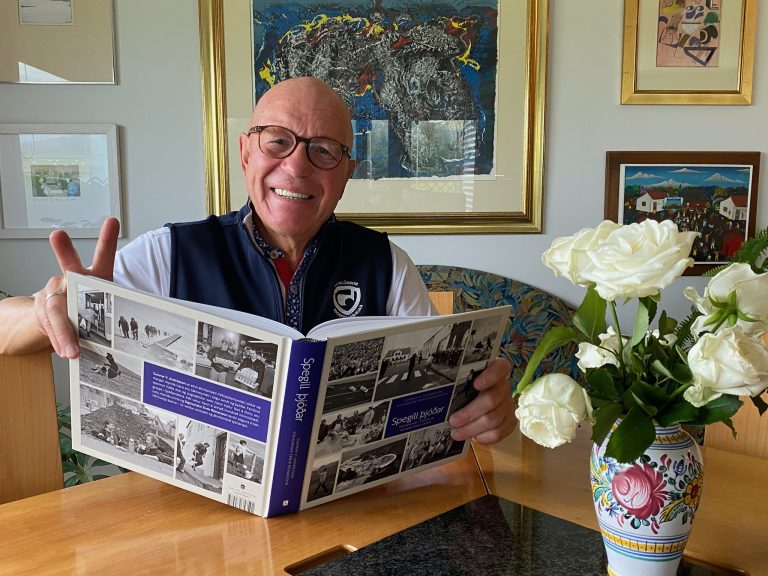 GUNNAR ÁNÆGÐUR MEÐ SPEGIL ÞJÓÐAR