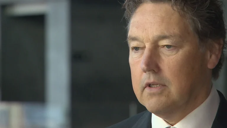 GUÐMUNDUR Í BRIMI TIL FYRIRMYNDAR