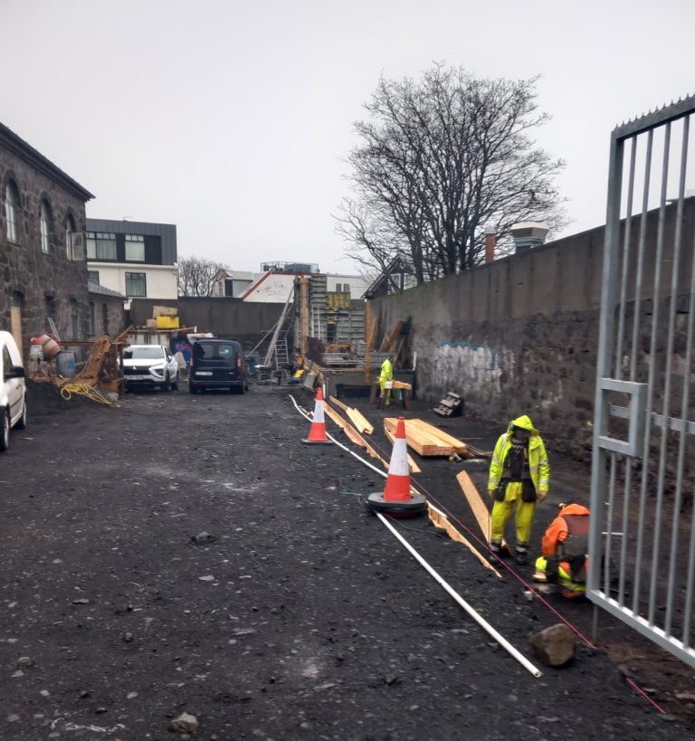 KAFFIHÚS Í SKUGGA FANGELSIS