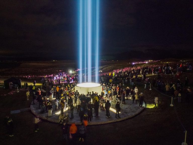 FRIÐARSÚLAN TENDRUÐ Í 19. SINN