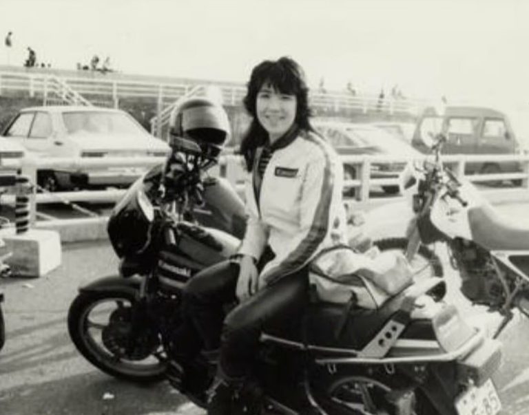 SÚPERSTJARNA JAPANSKRA STJÓRNMÁLA ER MÓTORHJÓLASKVÍSA OG TROMMARI