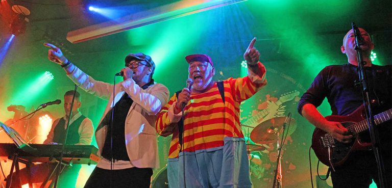 LOGI AFTUR MEÐ SKRIÐJÖKLUNUM