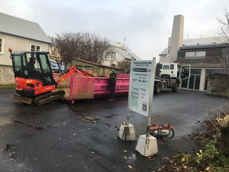 PARKA RYÐUR SÉR TIL RÚMS Í MIÐJU ÍBÚÐAHVERFI Í 101