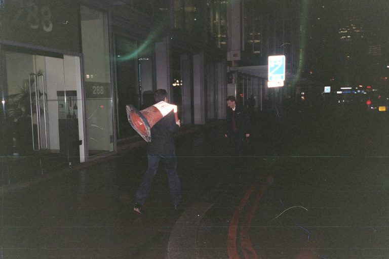 SJÚSKAÐAR EN HEIÐARLEGAR LEIFTURMYNDIR