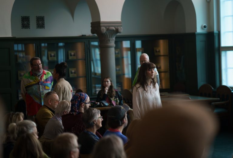 HÁTÍÐ HÆGLÆTIS, ÍGRUNDUNAR OG SAMVERU Á ENDA