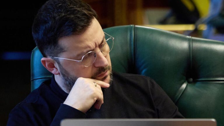 SELENSKÍ KOMINN MEÐ GLERAUGU