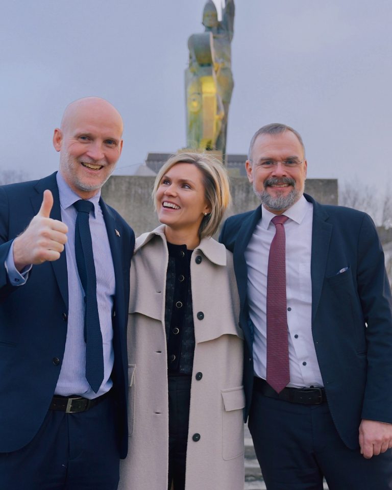 NÚ RÆSUM VIÐ VÉLARNAR