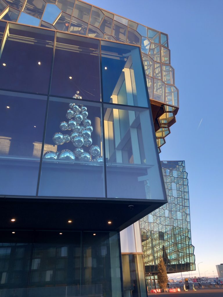 HARPAN HEILLAR – „ÞESSI FER Á JÓLAKORTIÐ Í ÁR“