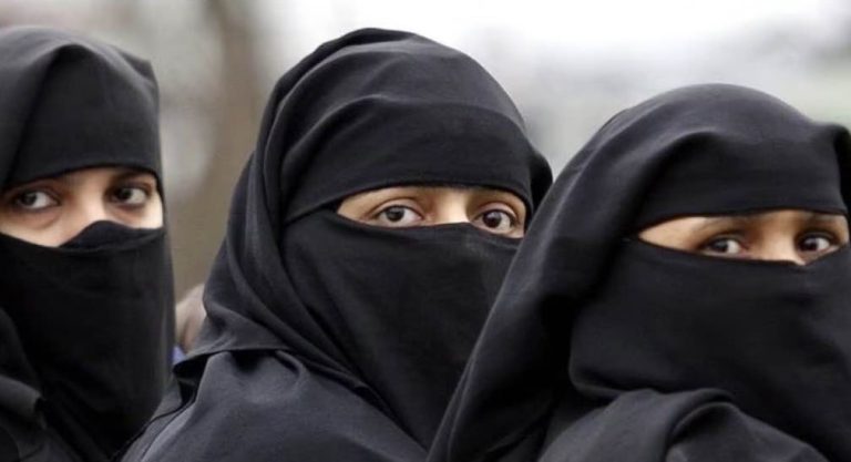 GAF KONUNNI BÚRKU Í STAÐ BLÓMA Á KONUDAGINN