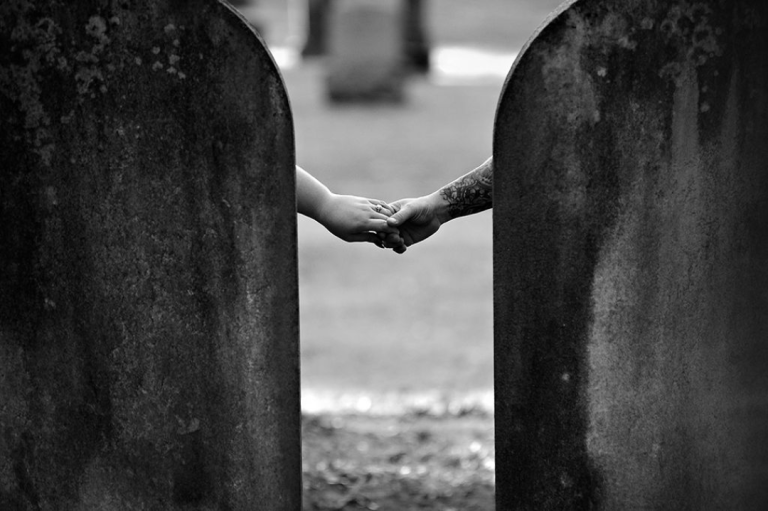 ÁSTARGANGA Í KIRKJUGARÐI Á VALENTÍNUSARDAGINN