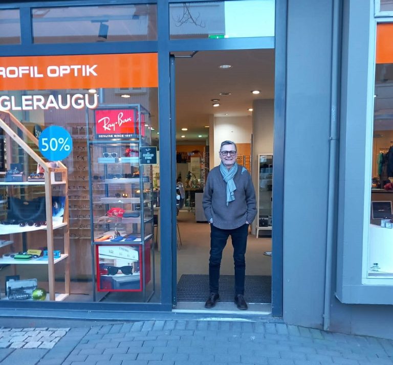 GUNNI GLER YFIRGEFUR LAUGAVEGINN EFTIR 52 ÁR