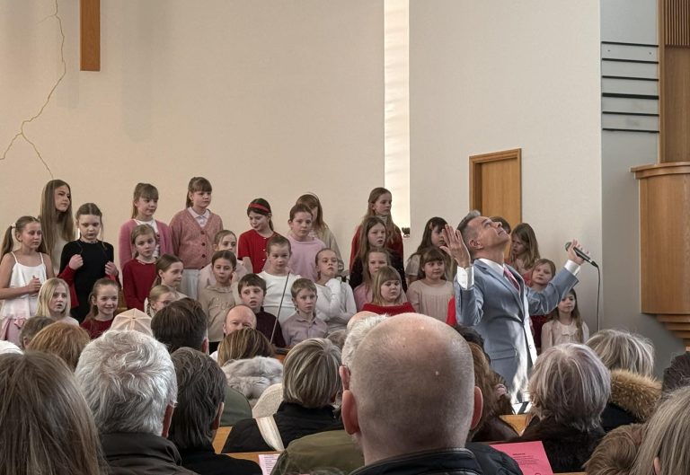 PÁLL ÓSKAR MEÐ BARNAKÓR OG STUÐMÖNNUM Á ÁSTARTÓNLEIKUM Í LAUGARNESKIRKJU