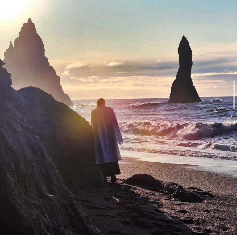 LOKUÐU ÁLFAR REYNISFJÖRU?