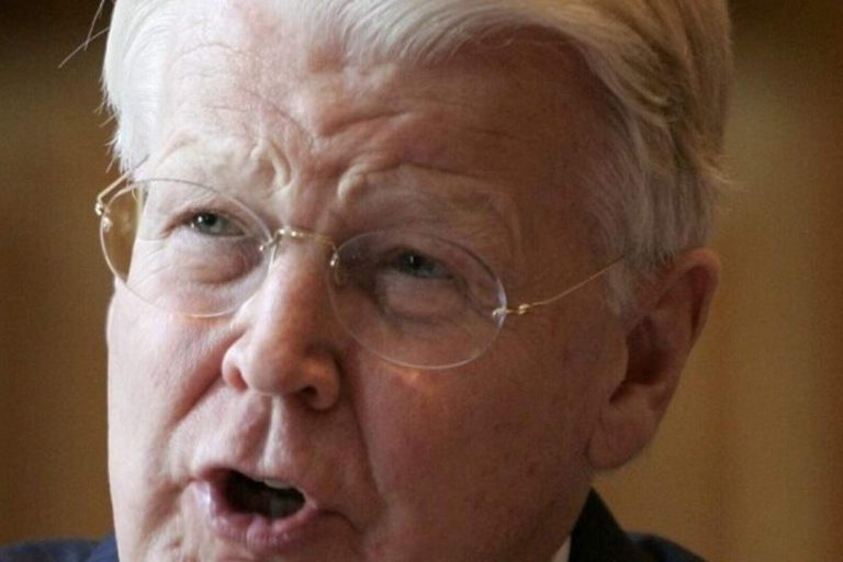 ÓLAFUR RAGNAR MEÐ UPPISTAND Á FUNDI ÞINGNEFNDAR UM FORSETARITARA