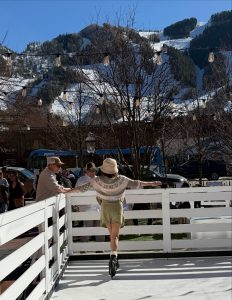 Og líka á skautum í stuttbuxum.