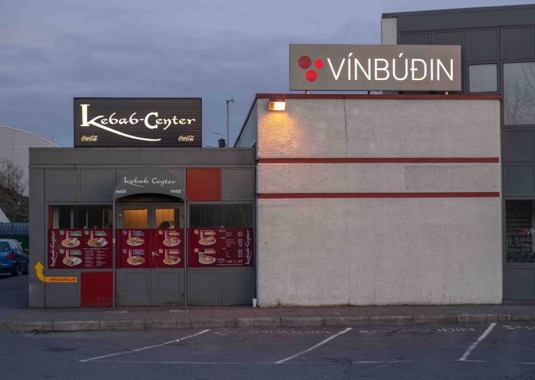 KEBAB OG VÍN Í SMÁRANUM