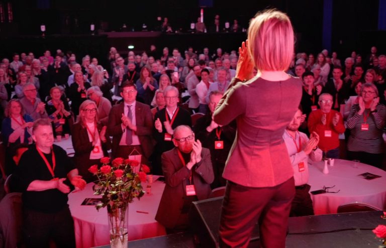 KRISTRÚN UPPSKER LÓFAKLAPP