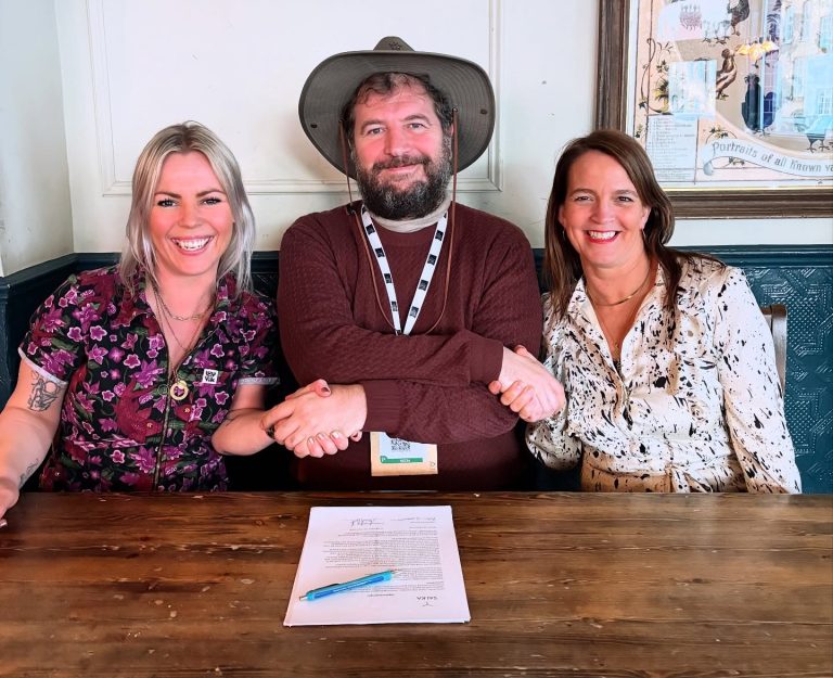 VALUR UNDIRITAÐI ÚTGÁFUSAMNING Í LONDON EFTIR HRAKFARIR Í AFRÍKU